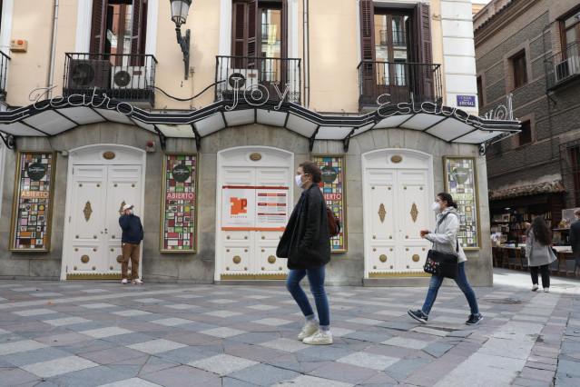 Dos mujeres pasan por las inmediaciones de la sala Joy Eslava un día después del anuncio de su cierre temporal, en Madrid (España),