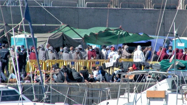 Campamento de emergencia de inmigrantes en el Muelle de Arguineguín el pasado 9 de noviembre