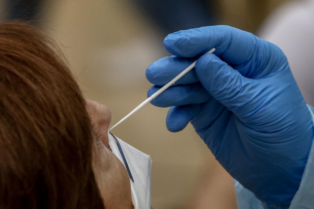 Realización de un test de antígenos para detección del coronavirus