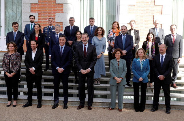 (i-d primera fila) Foto de familia de la vicepresidenta cuarta y ministra para la Transición Ecológica y el Reto Demográfico, Teresa Ribera; el vicepresidente segundo y ministro de Derechos Sociales y Agenda 2030, Pablo Iglesias; el presidente del Gobiern