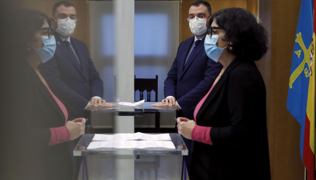 El presidente del Principado, Adrián Barbón, y la gerente del Sespa, Concepción Saavedra, en rueda de prensa.