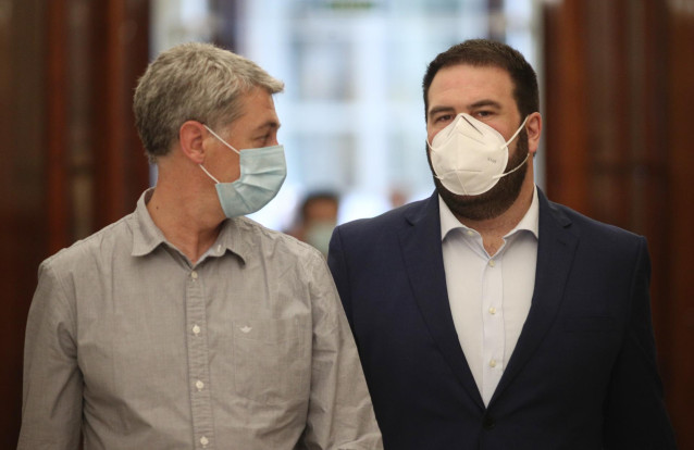 El diputado en el Congreso de EHBildu, Oskar Matute (I), y el diputado de Bildu, Jon Iñarritu (D), a su llegada a la una sesión plenaria celebrada en el Congreso de los Diputados en el que se debate el proyecto de ley de Impuesto sobre transacciones finan