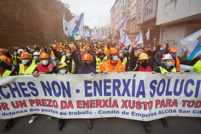 Trabajadores de la planta de Alcoa San Cibrao caminan en una concentración llevada a cabo por Lugo