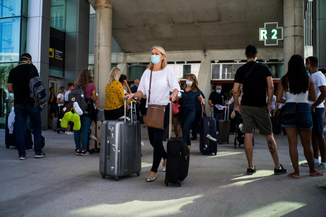 Pasajeros con maletas en el aeropuerto de Palma.