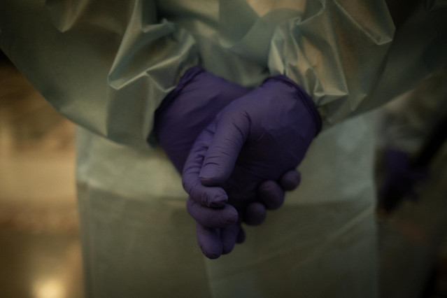 Guantes de una trabajadora sanitaria antes de comenzar a realizar tests rápido de antígenos.