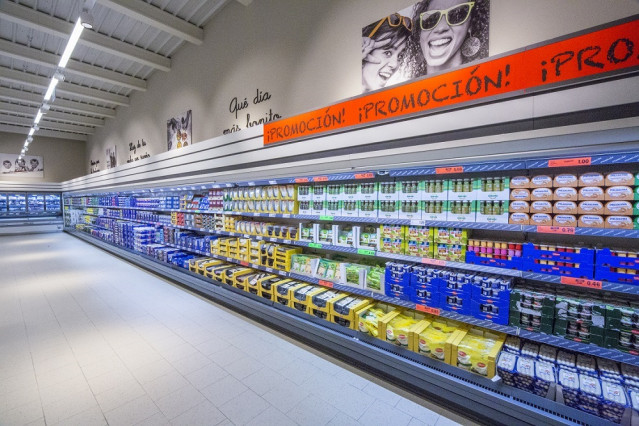 Productos de nevera en un supermercado Lidl
