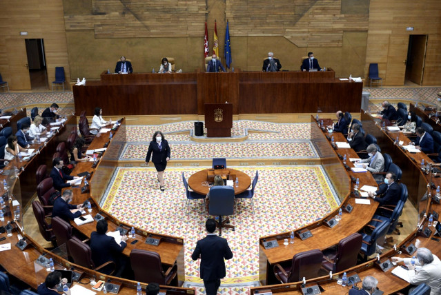 Vista del pleno de la Asamblea de Madrid durante una sesión de control al Gobierno en Madrid (España), a 9 de julio de 2020. Entre otras cuestiones, el pleno debate una iniciativa de Vox para que Ayuso y sus consejeros bajen su sueldo hasta presentar pres