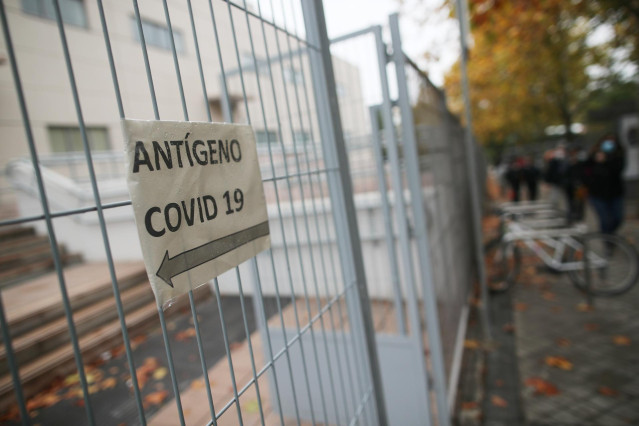 Cartel indicativo colocado en una verja perteneciente al Pabellón Jesús Rollán