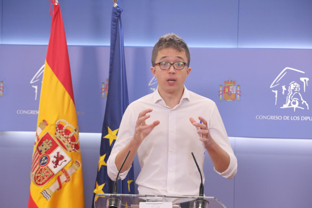 El líder de Más País, Íñigo Errejón, interviene en rueda de prensa en el Congreso