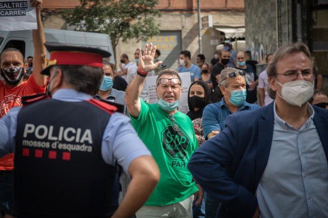 Miembros de Stop Desahucios acuden a la visita que ha realizado el alcalde de Badalona (Barcelona), Xavier García Albiol, y el líder del PP, Pablo Casado, a un bloque de pisos afectado por okupaciones ilegales, en la  Plaza Antonio Machado, Badalona, Barc