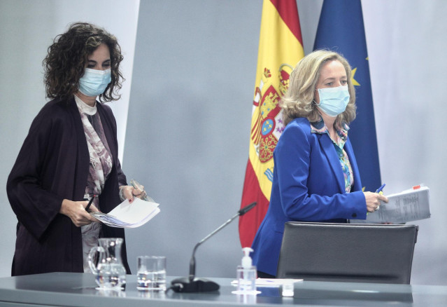Pie de Foto (I-D) La ministra Portavoz y de Hacienda, María Jesús Montero, y la vicepresidenta y ministra de Asuntos Económicos y Digitalización, Nadia Calviño, comparecen en rueda de prensa posterior al Consejo de ministros en Moncloa, Madrid (España), a