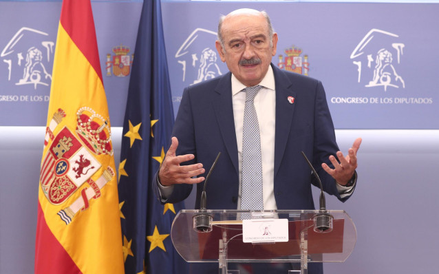 El portavoz del Partido Regionalista de Cantabria en el Congreso, José María Mazón, en una rueda de prensa