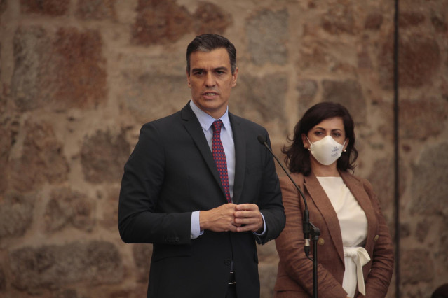 El presidente del Gobierno, Pedro Sánchez, escucha la intervención de la jefa del Ejecutivo de la Rioja, Concha Andreu, anfitriona de la conferencia, al inicio de la Conferencia de Presidentes