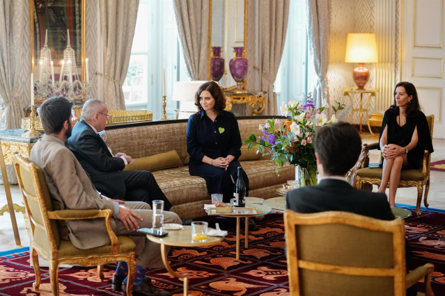 La presidenta de la Comunidad de Madrid, Isabel Díaz Ayuso, y el embajador de Francia en España, Jean-Michel Casa, mantienen un encuentro de trabajo.