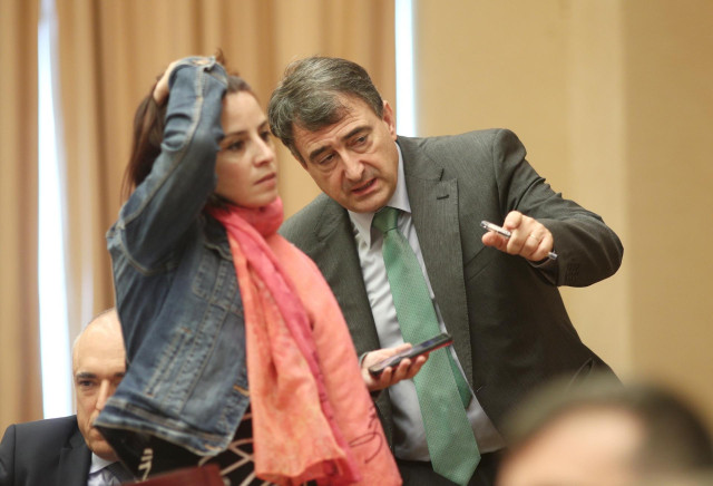 Los portavoces del PSOE y PNV en el Congreso de los Diputados, Adriana Lastra y Aitor Esteban,  hablan durante una reunión de la Diputación Permanente del Congreso
