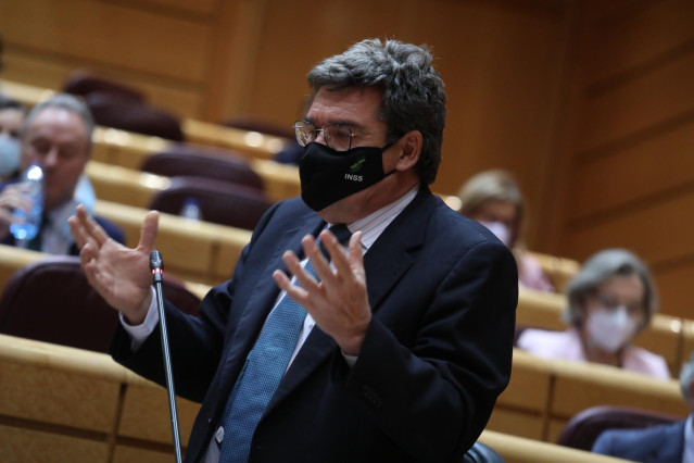 La ministro de Inclusión, Seguridad Social y Migraciones, José Luis Escrivá, interviene durante una sesión de control al Gobierno en el Senado, en Madrid (España), a 3 de noviembre de 2020. Durante el pleno de hoy, el Ejecutivo ha respondido a cuestiones