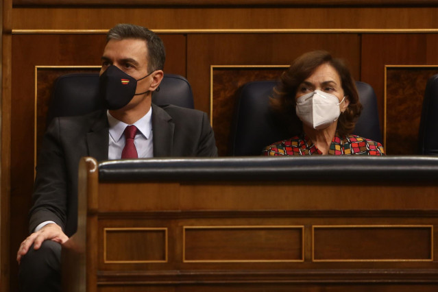 El presidente del Gobierno, Pedro Sánchez; y la vicepresidenta primera, Carmen Calvo, en el Pleno del Congreso.