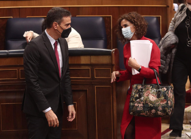 El presidente del Gobierno, Pedro Sánchez, conversa con la ministra de portavoz y de Hacienda, María Jesús Montero, en el Congreso de los Diputados.