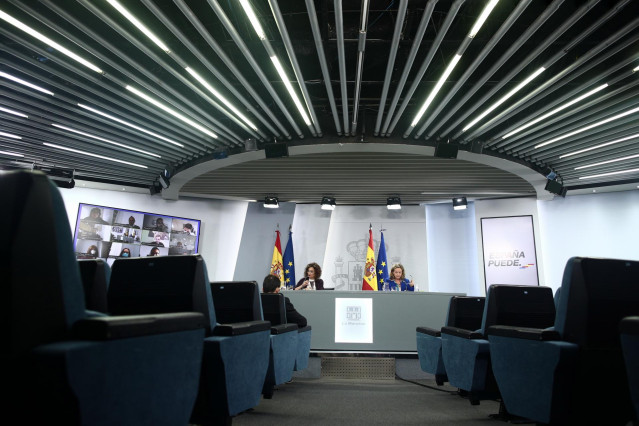 (I-D) La ministra Portavoz y de Hacienda, María Jesús Montero, y la vicepresidenta y ministra de Asuntos Económicos y Digitalización, Nadia Calviño, comparecen en rueda de prensa posterior al Consejo de ministros en Moncloa, Madrid (España), a 17 de novie