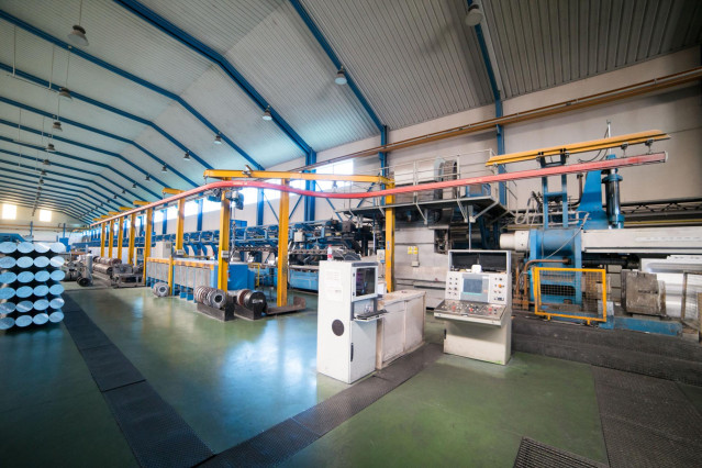 Interior de las instalaciones de la empresa Extrusión Toledo, innovadora en la fabricación de perfiles metálicos, que ha creado y patentado un modelo de separadores en restaurantes durante la pandemia de Covid-19, en Toledo