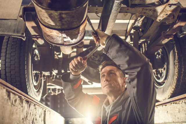 Mecánico trabajando en un taller de reparación