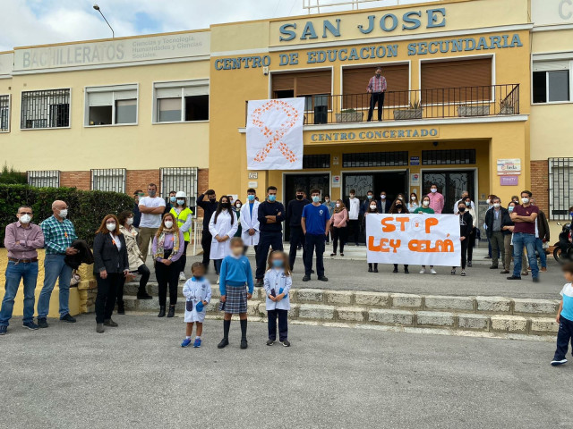 Lectura de manifiesto de protesta por la reforma educativa contemplada en la Lomloe, a las puertas del colegio San Manuel de Málaga