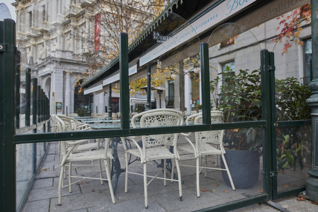 Mampara instalada en un restaurante de la Plaza de Oriente, en Madrid (España), a 12 de noviembre de 2020. La Comisión de Terrazas de la capital acordó ayer una resolución por la que se permite, de forma temporal, la instalación de elementos separadores m