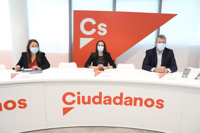 La secretaria general de Ciudadanos, Marta Bravo; la presidenta del partido, Inés Arrimadas; y el vicesecretario primero, Carlos Cuadrado, durante una reunión del Comité Permanente.
