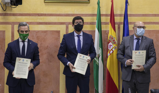 El vicepresidente de la Junta, Juan Marín (c), y el consejero de Hacienda, Juan Bravo (i), durante la firma del acuerdo  sobre los Presupuestos de 2021 con el portavoz de Vox, Alejandro Hernández (d), este miércoles.
