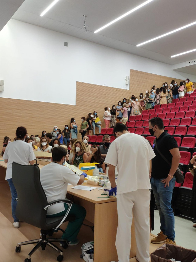 Colas de trabajadores de la enesañanza para hacer la prueba de PCR