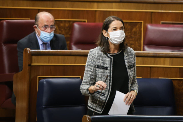 La ministra de Industria, Comercio y Turismo, Reyes Maroto, responde a los grupos parlamentarios durante la Sesión de Control al Gobierno