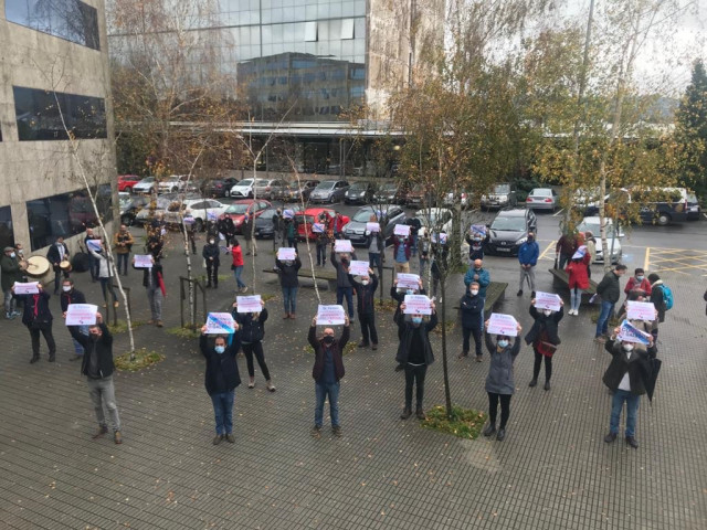 Protesta de Queremos Galego ante la sede del PP de Galicia contra la postura de los populares por la Ley Celaá y la cuestión lingüística
