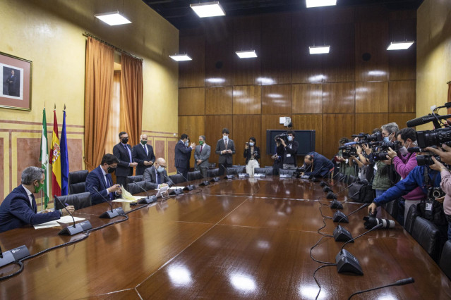 El vicepresidente de la Junta, Juan Marín (2i), y el consejero de Hacienda, Juan Bravo (i), firman el acuerdo para aprobar los Presupuestos de 2021 con el portavoz parlamentario de Vox, Alejandro Hernández (3i). En Sevilla, a 18 de noviembre de 2020.