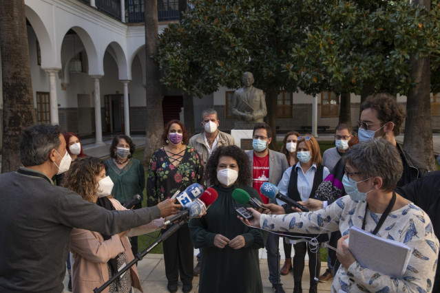 La diputada de Adelante Andalucía Maribel Mora atiende a los medios.