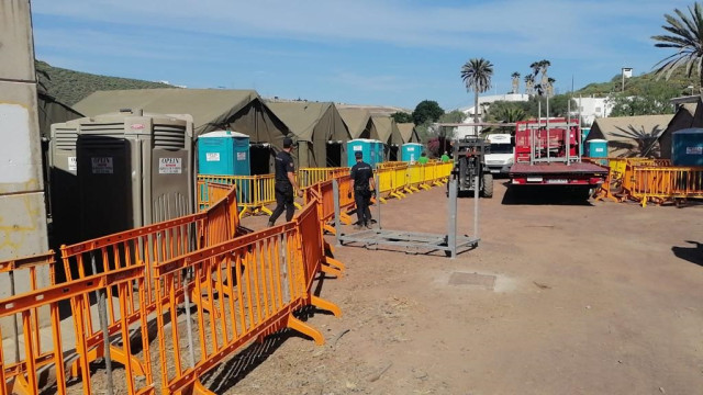 Imagen de las tiendas instaladas en Barranco Seco para acoger a los inmigrantes que están en el muelle de Arguineguín