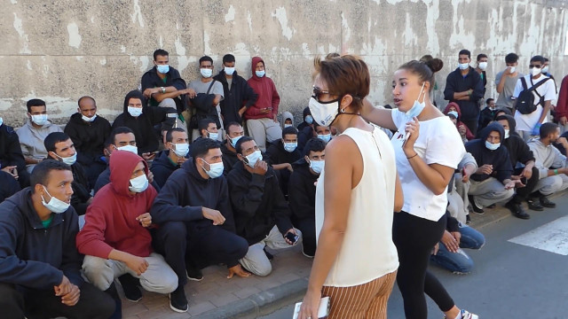 Inmigrantes desalojados del muelle de Arguineguín bajo la mirada de la alcaldesa de Mogán, Onalia Bueno