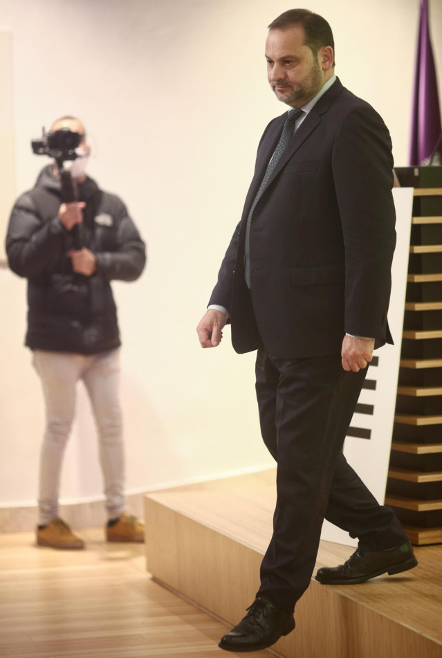 El ministro de Transportes, Movilidad y Agenda Urbana, José Luis Ábalos, durante el Sexto Foro Global de Ingeniería y Obra Pública, en la sede del Colegio de Ingenieros de Caminos, Canales y Puertos, en Madrid (España), a 18 de noviembre de 2020.