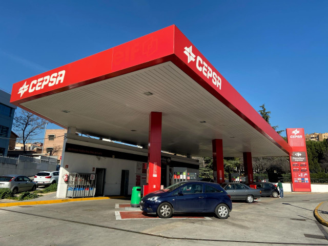 Gasolinera Cepsa desde el exterior, donde pueden verse algunos vehículos repostando combustible, en Madrid a 9 de enero de 2020