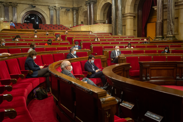 Vista del hemiciclo durante la sesión ordinaria del Pleno del Parlament, en Barcelona (España), a 18 de noviembre de 2020. La sesión de este miércoles ha tratado, entre otros asuntos, sobre la gestión de la pandemia del coronavirus por parte del Govern de