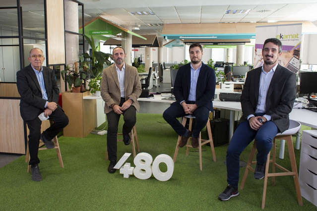 Octavi Busquets (fundador de Ekamat), Antonio Córdoba (director general de Ekamat), Alfonso Martínez (COO de Cuatroochenta) y Alfredo R. Cebrián (CEO y cofundador de Cuatroochenta) durante la presentación de la operación al equipo de Ekamat