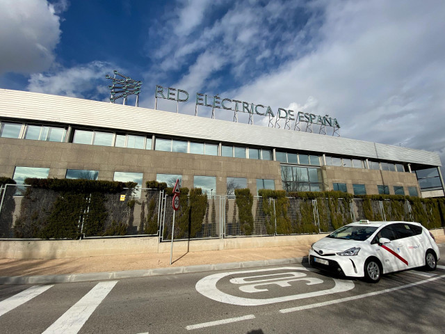 Un coche aparcado junto al edificio de la sede en Alcobendas de Grupo Red Eléctrica de España