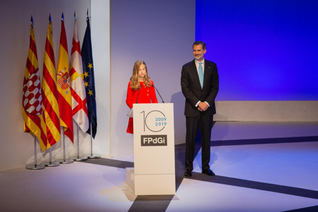 El Rey Felipe VI y la Princesa Leonor durante su discurso en los Premios de la Fundación Princesa de Girona, en su X aniversario, en el Palacio de Congresos de Barcelona (España) el 4 de noviembre de 2019.