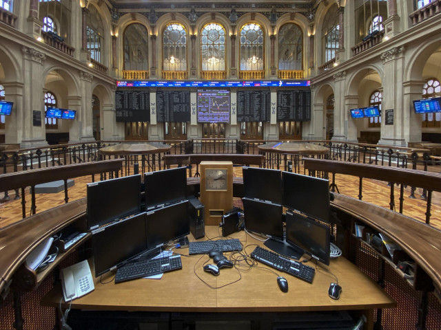 Ordenadores en el interior del Palacio de la Bolsa de Madrid (España)