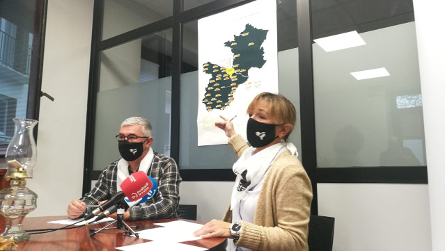 Los portavoces de Etxerat Urtzi Errazkin y Patricia Vélez