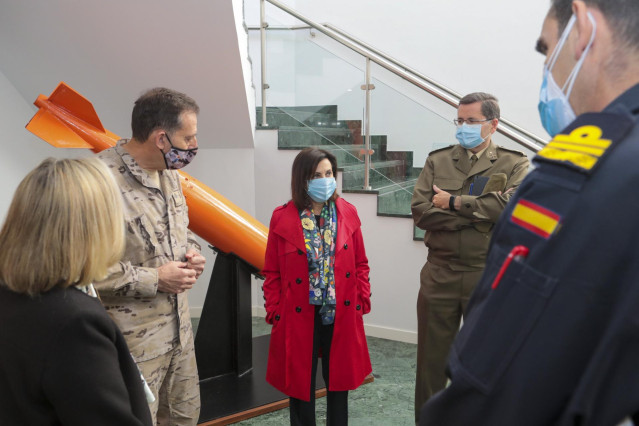 La ministra de Defensa, Margarita Robles, en la sede del Mando de Operaciones en la base de Retamares (Madrid)