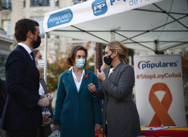 El líder del PP, Pablo Casado, la portavoz el Grupo Popular, Cuca Gamarra, y la senadora Ana Camins, en una campaña de recogida de firmas del PP contra la Ley Celáa. En Madrid, a 19 de noviembre de 2020.