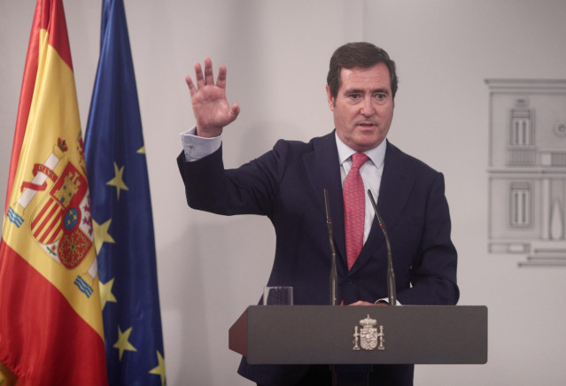 El presidente de la patronal CEOE, Antoni Garamendi, comparece en rueda de prensa tras la constitución con el Gobierno de la Mesa de Diálogo Social para la Recuperación, la Transformación y la Resiliencia, en Moncloa, Madrid (España), a 16 de noviembre de
