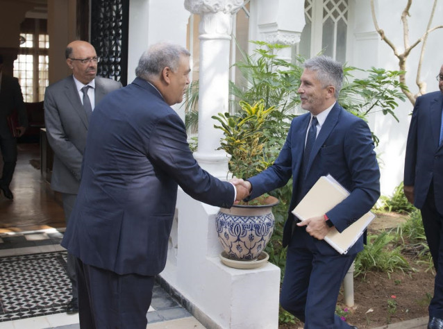 El ministro del Interior, Fernando Grande-Marlaska, saluda en Rabat a su homólogo marroquí, Abdelouafi Laftit, en un viaje en 2019