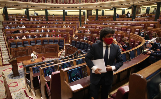 El diputado popular Mario Garcés abandona el hemiciclo del Congreso de los Diputados al término de una sesión plenaria, en Madrid (España) a 1 de octubre de 2020.