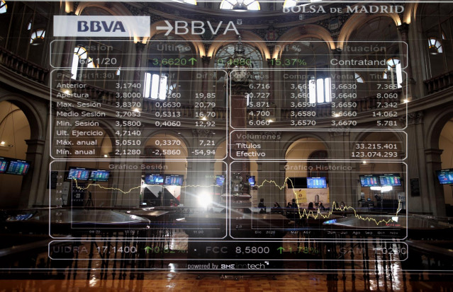Valores de la bolsa de Madrid (España), a 16 de noviembre de 2020. El Ibex 35 subía un 2% en torno a las 10.15 horas de este lunes, impulsado por BBVA, cuyas acciones se disparaban un 16,35% tras anunciar la venta de su filial en Estados Unidos a PNC por